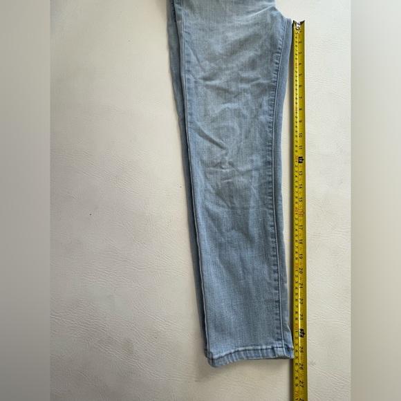 Levi's Boyfriend Straight Leg Jeans in Light Blue Wash. Size 27 - Picture 6 of 10